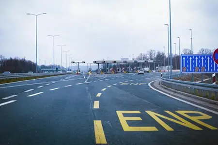 Romanya bugün ilk otoyolun Karpatlar üzerinden geçmesi yönünde bir adım attı.